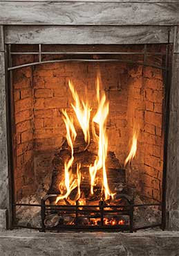 Ein Kamin, in dem Holz brennt.